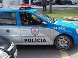 Policiais prendem ladrão após roubo na Praia do Forte, Cabo Frio