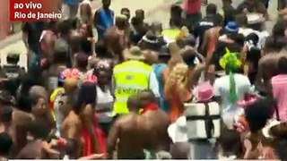 Policia contem Tumulto e assaltos durante desfile do Cordão da Bola Preta, no Rio de Janei