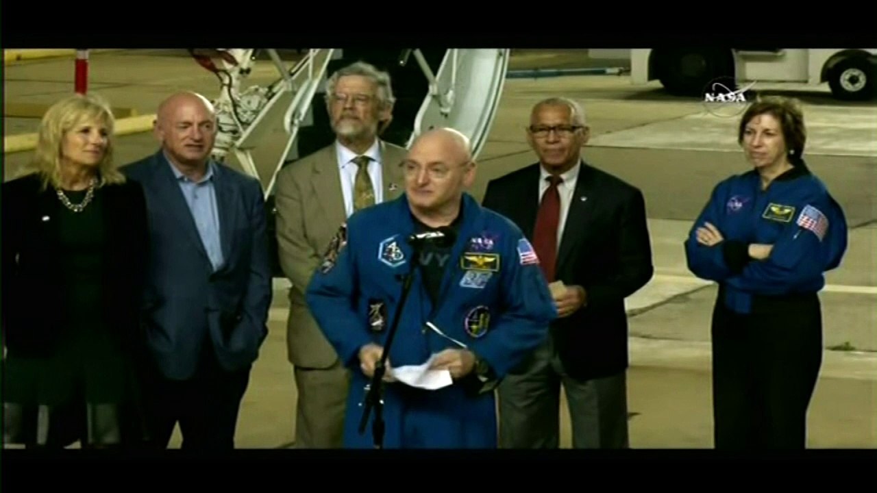 Astronaut Scott Kelly returns to US after year...