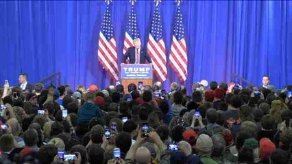 Cientos de personas apoyan a Trump en Michigan