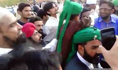 Watch How People Giving Respect To Mumtaz Qadri's Little Son