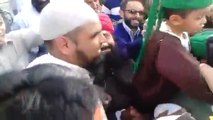 Watch How People Giving Respect To Mumtaz Qadri's Little Son