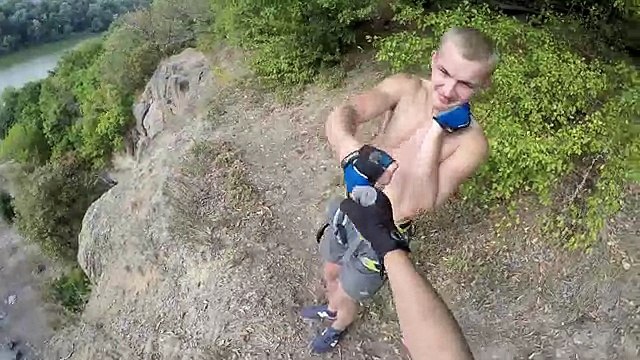 Отдых на природе. Прыжки со скалы, скалолазание, купание