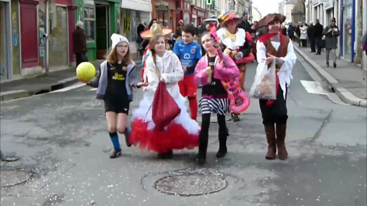 Défilé dans les rues de Bayeux.