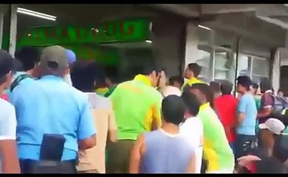 Un preneur d'otage se fait désarmer par des passants courageux!