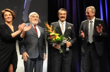 Kadir İnanır'ın Ödül Aldığı Törende PKK Protestosu