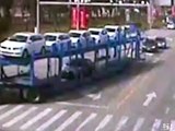 Un gamin passe sous un camion en Chine. Flippant