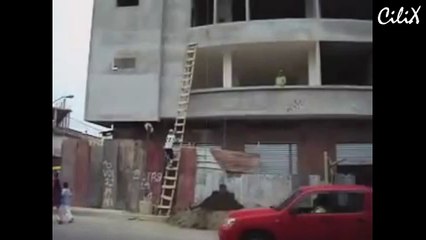 Подъём тяжёлого ведра на крышу в развивающихся странах