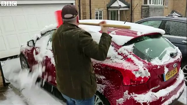 Snow causing travel disruption in northern England - BBC News