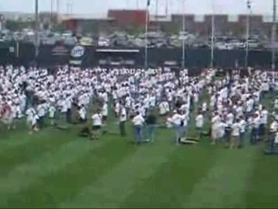 World Record - 1683 guitars playing Smoke on the Water