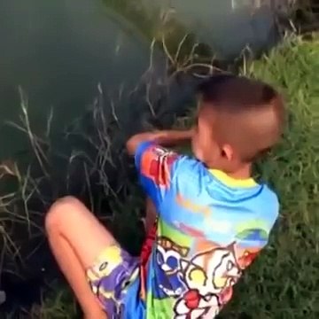 Паренек игрушкой поймал огромную рыбу