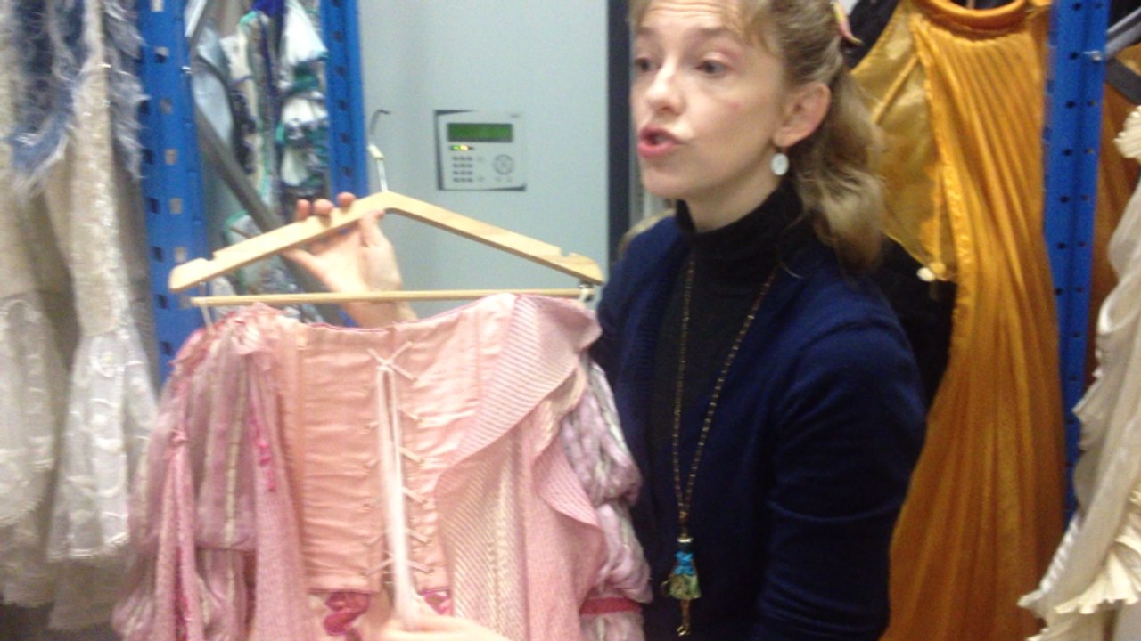 Visite des costumes de la compagnie l'Éventail