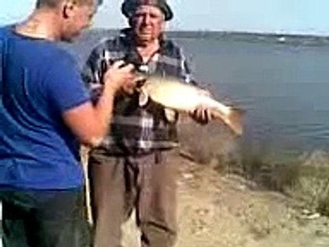 Поймал рыбу неси в машину