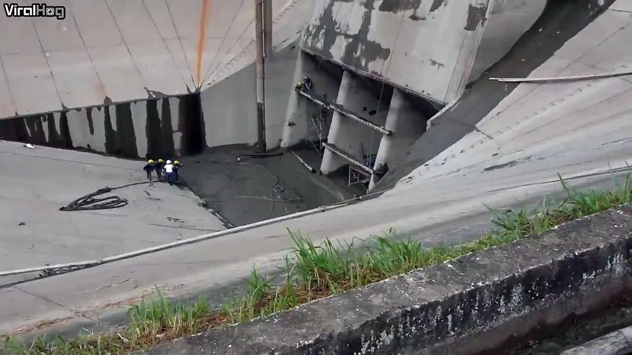 Colombian welders barely survive after a beam breaks