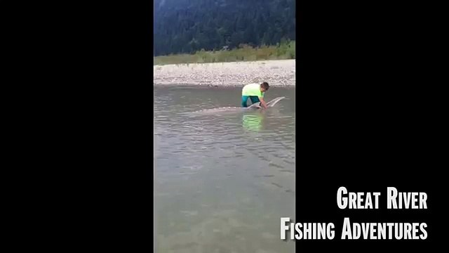 Школьник поймал рыбу гиганта в Канаде