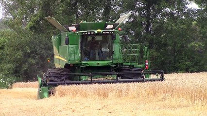 John Deere S660 Combine Harvesting Wheat In the Rain