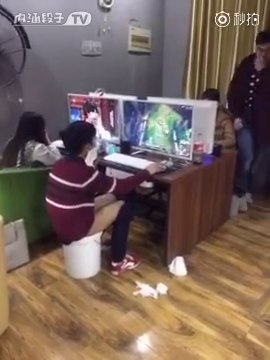 Un joueur fait caca dans un seau au cybercafé