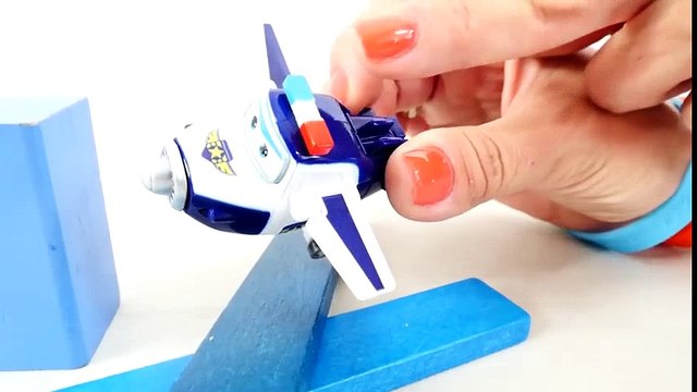 Français pour les enfants. Avion Jet. Apprenons les couleurs! Dessins Animés Pour Enfants