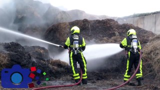 Brandweer urenlang bezig met blussen van stapel brandende hooibalen Delfgauw.
