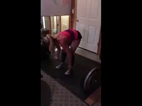 Девушка и пятидесяти не весит, но поднимает почти три своих веса