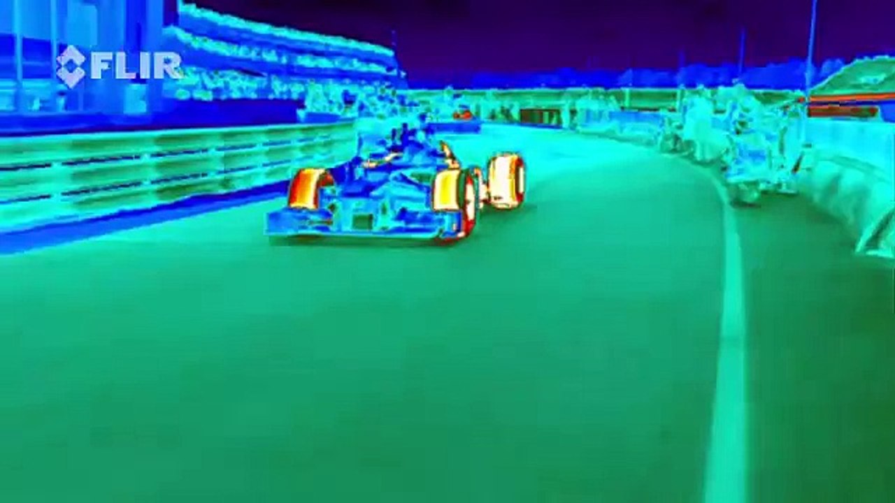 Дрифт болида «Формулы-1» Red Bull Racing s RB8 Tearing it Up in Infrared