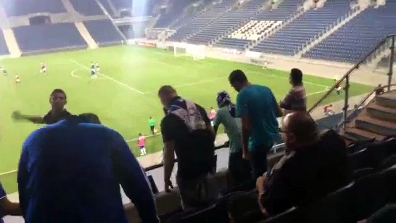 Un supporter de foot lâche un pet qui pue