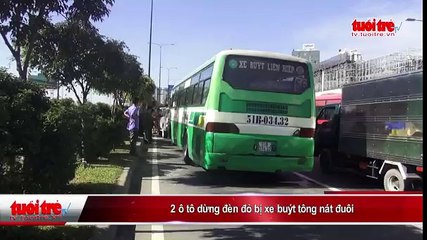 2 ô tô dừng đèn đỏ bị xe buýt tông nát đuôi