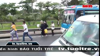 Xe đò nằm vạ trên cầu Mỹ Thuận gây kẹt xe