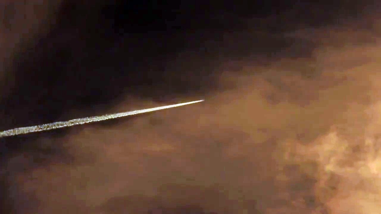 Consparacy theories: Chem trails, Holographic Planes chem trail line no plane 3-9-13