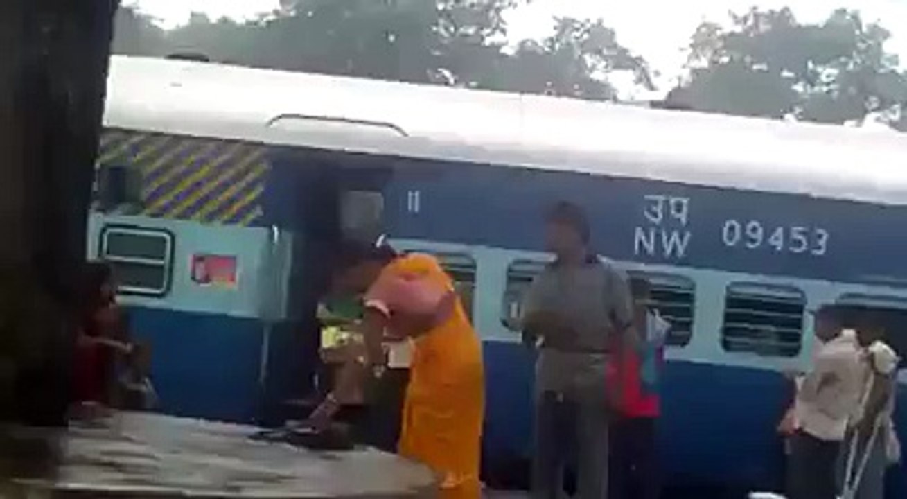 wife and Husband fight at railystation