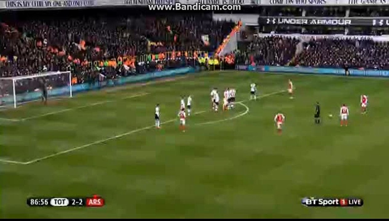 Lloris has saved the brilante shot from Sanchez