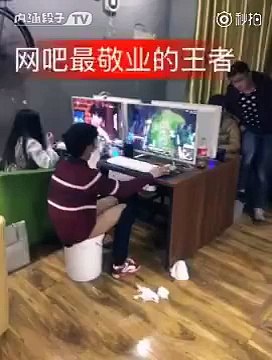 Un gamer chie dans un seau pour ne pas quitter son jeu en ligne au cybercafé