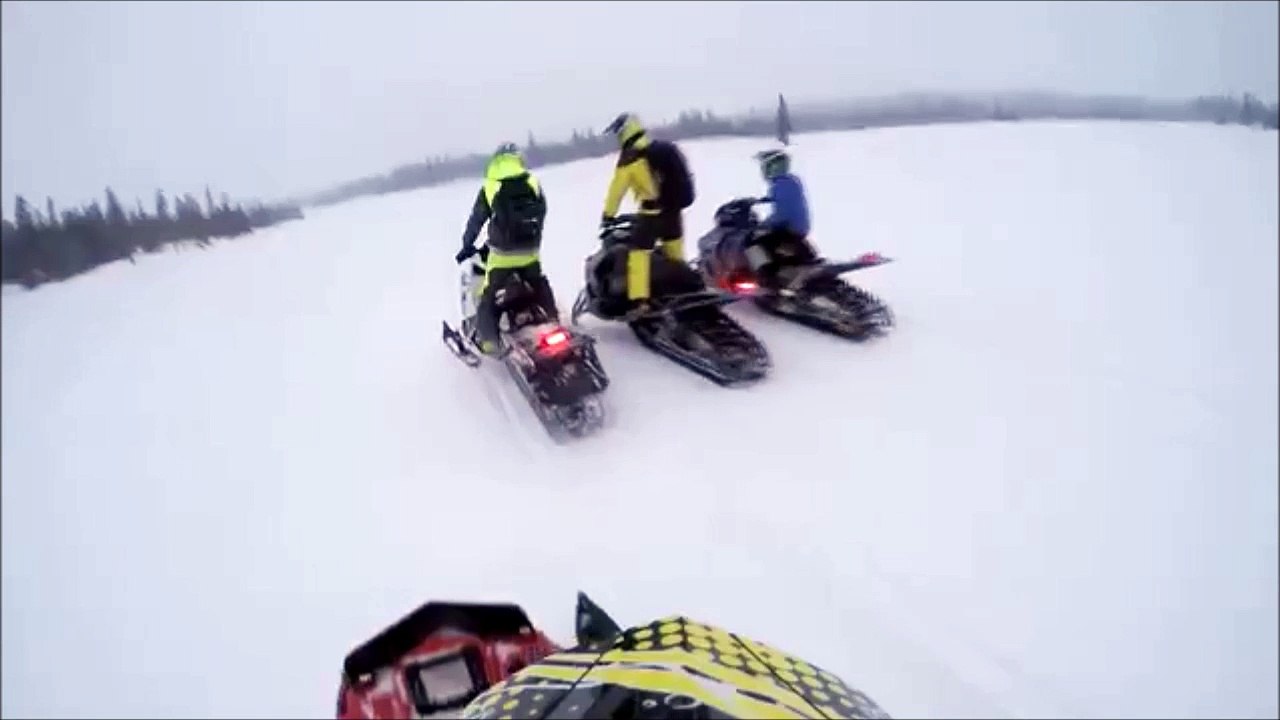 Blague énorme avec une motoneige - Grosse chute en avant