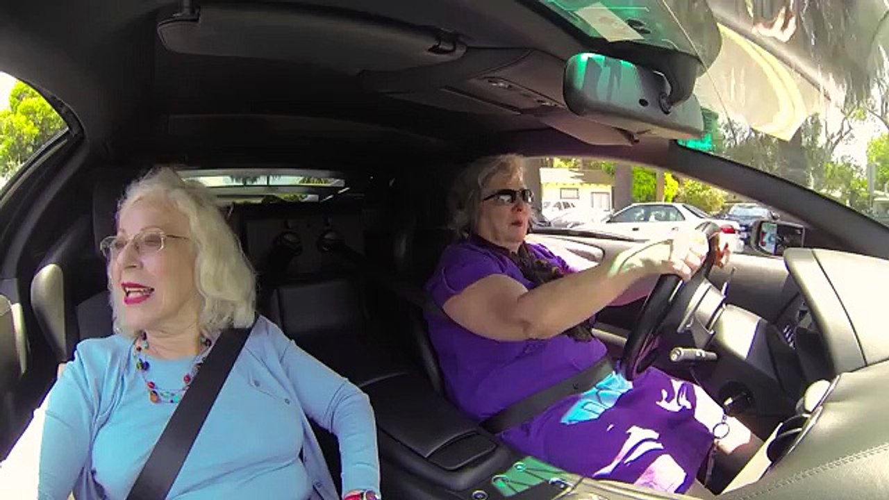 Deux mamies dans une Lamborghini. Moment hilarant