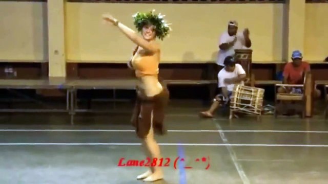 Ах как крутит попой Смотреть всем