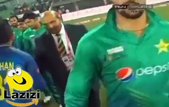 میچ جیتنے کی ایسی خوشی کہ انتہا نہ رہی محمد عامر نے شاہد آفریدی کی بیٹی کو کیسےگود میں اٹھا کر پیار کررہے ہیں،ویڈیودیکھی