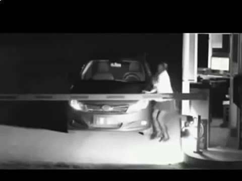 Девушка сильно испугала охранника Смотрите прикол!