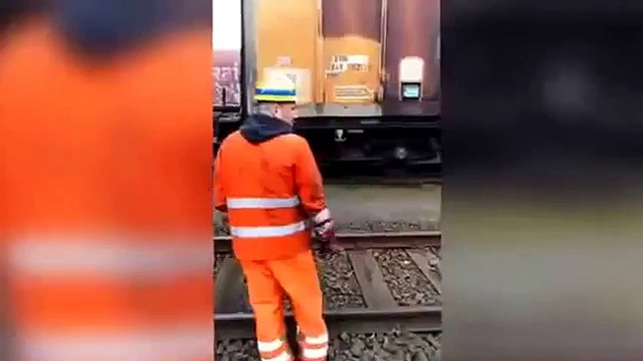 Как надо сцеплять вагоны! Смотреть всем!