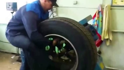 Как развлекаются русские автослесаря! Смотреть всем!