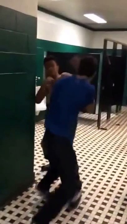 Жестокая драка в туалете! Смотреть всем!