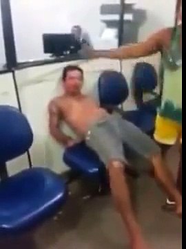 Жестокое избиение в полицейском участке Скрытая камера