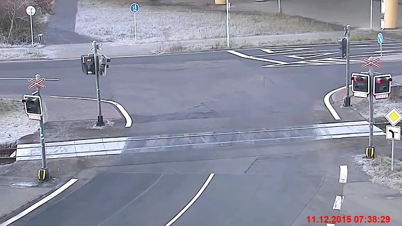 É isto que acontece quando passa um vermelho numa passagem de nível!