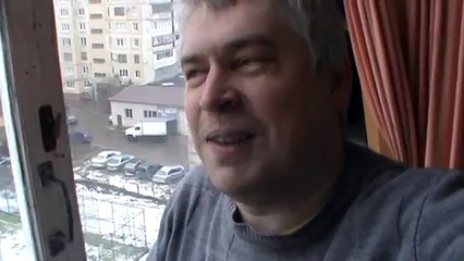 Весенняя муха ползёт по стеклу окна