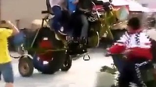 Маленький китаец и его громадный мотоцикл