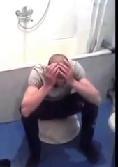 Придурок сел жопой на динамит!