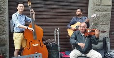 Un touriste coréen se joint à des musiciens de rue à Florence