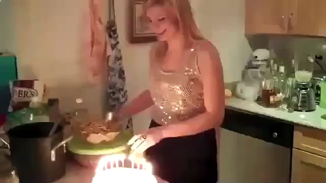Тупая блондинка и торт! А волосы отрастут!