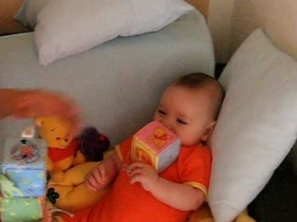 Jonah samuse avec Maman et cest cube Winnie