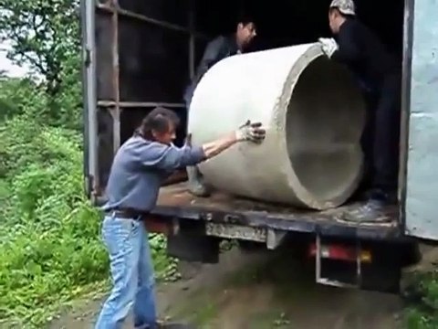 Закон гравитации никто не отменял. Два таджика и бухарик . Прикол