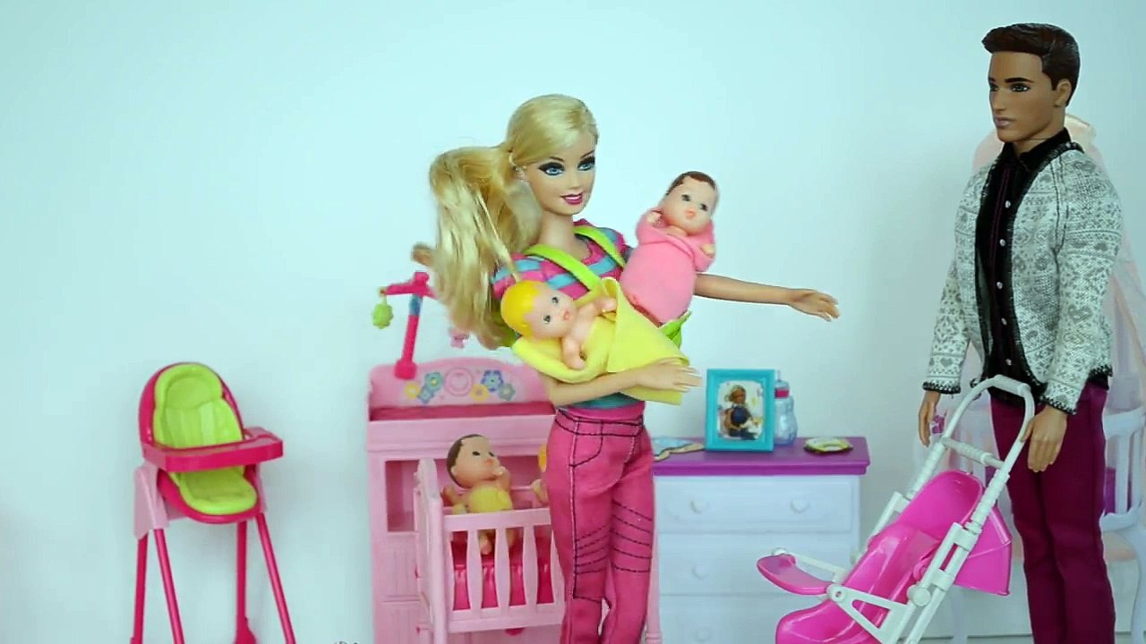 Barbie Mari indo para Casa com os 4 Bebês Gêmeos e mostrando Album de Fotografia!!! [Parte 3]